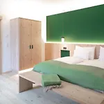 Neusacherhof 4*